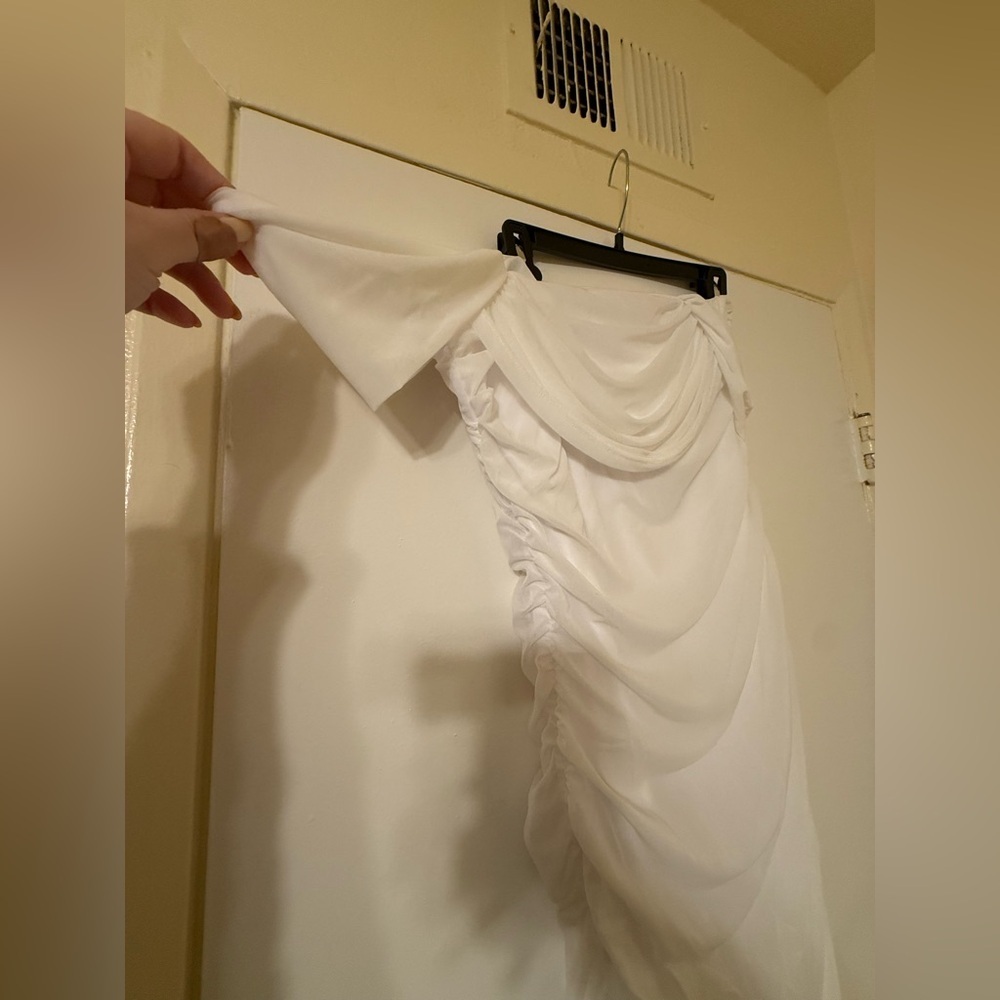 Chic Off-Shoulder White Maxi Skirt - Picture 3 of 3